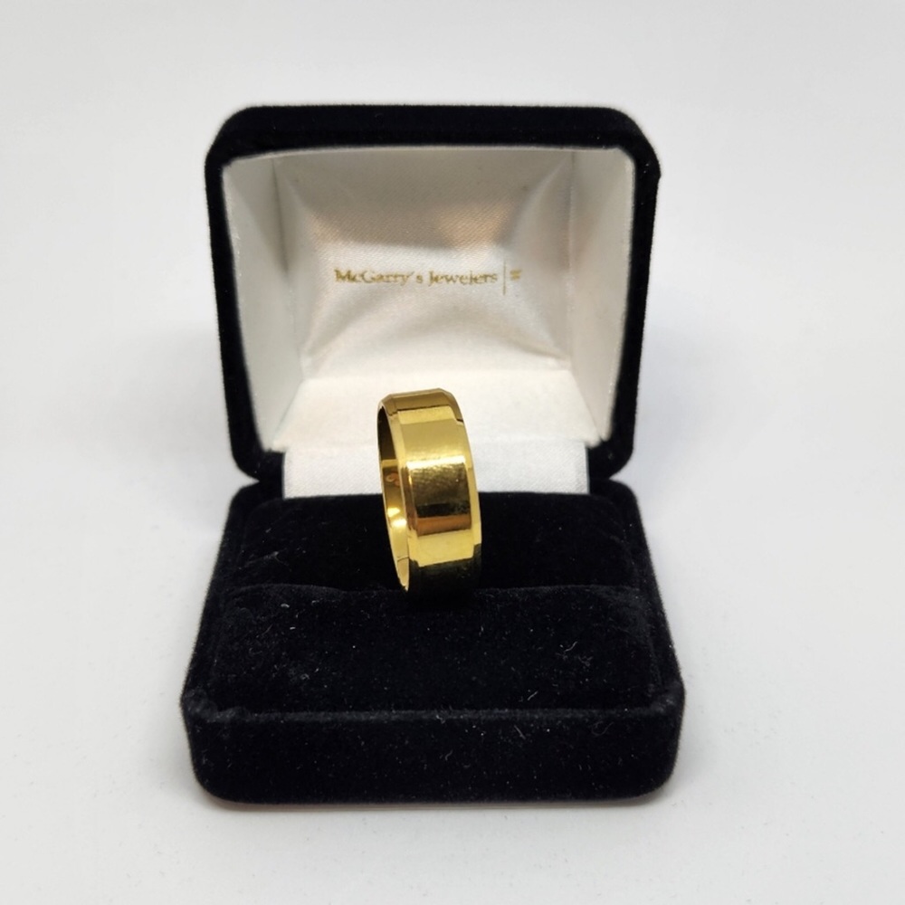 New stylish gloss gold wedding band ring